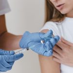 девушка ставит прививку