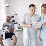 пациент на обследовании в медицинском кабинете