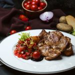 мясо на тарелке