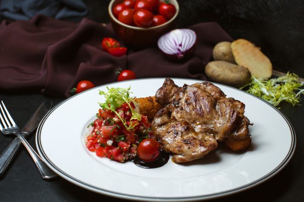 мясо на тарелке